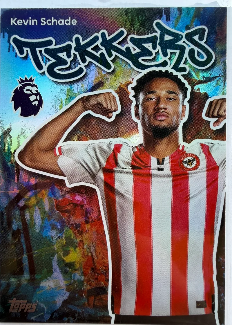 Kevin Schade, Topps Premier League Debut Edition 2025/26 Tekkers nr 72 — kolorowy foliowy awers Brentford