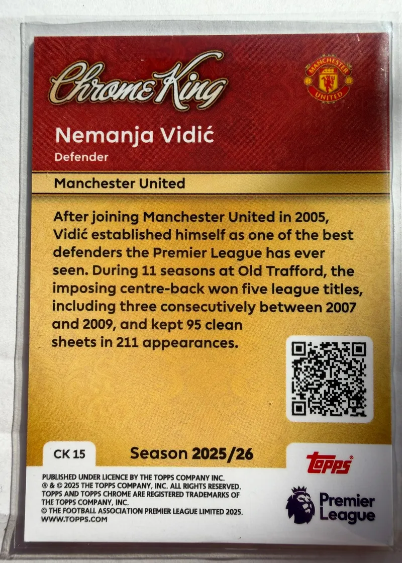 Nemanja Vidić, Topps Premier League Debut Edition 2025/26 — złoty rewers karty CK 15 z opisem jedenastu sezonów na Old Trafford