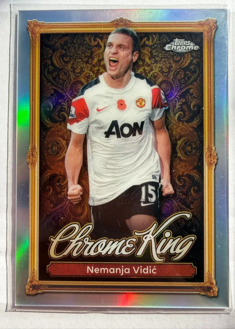 Nemanja Vidić, Topps Premier League Debut Edition 2025/26, insert Chrome King — awers w zdobionej złotej ramie z zawodnikiem w stroju Manchesteru United z czasów sponsora AON