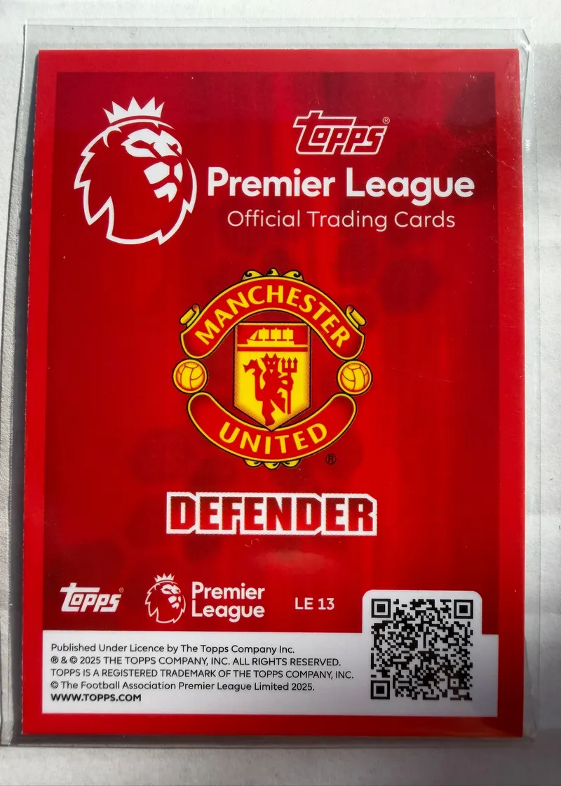 Leny Yoro, Topps Premier League Debut Edition 2025/26 — czerwony rewers karty LE 13 z herbem Manchesteru United i podpisem DEFENDER
