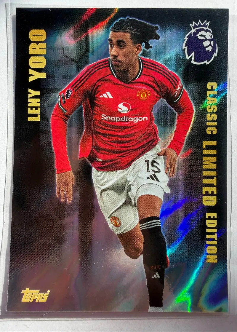 Leny Yoro, Topps Premier League Debut Edition 2025/26, insert Classic Limited Edition — awers z zawodnikiem w czerwonym stroju Manchesteru United