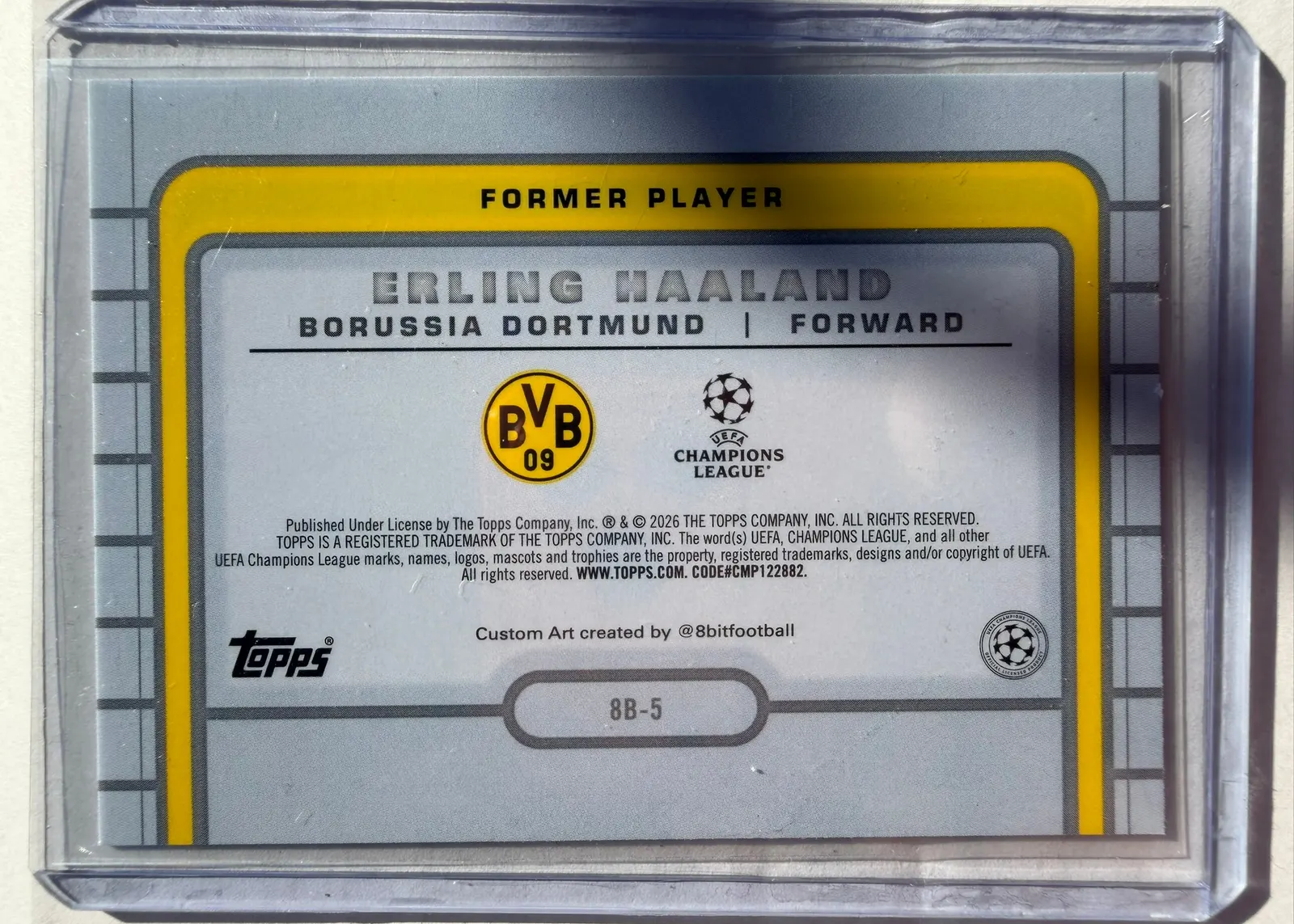 Erling Haaland, Topps UEFA Club Competitions 2025/26 8-Bit Shots, karta 8B-5 — rewers w stylu retro konsoli z herbem Borussii Dortmund i oznaczeniem FORMER PLAYER