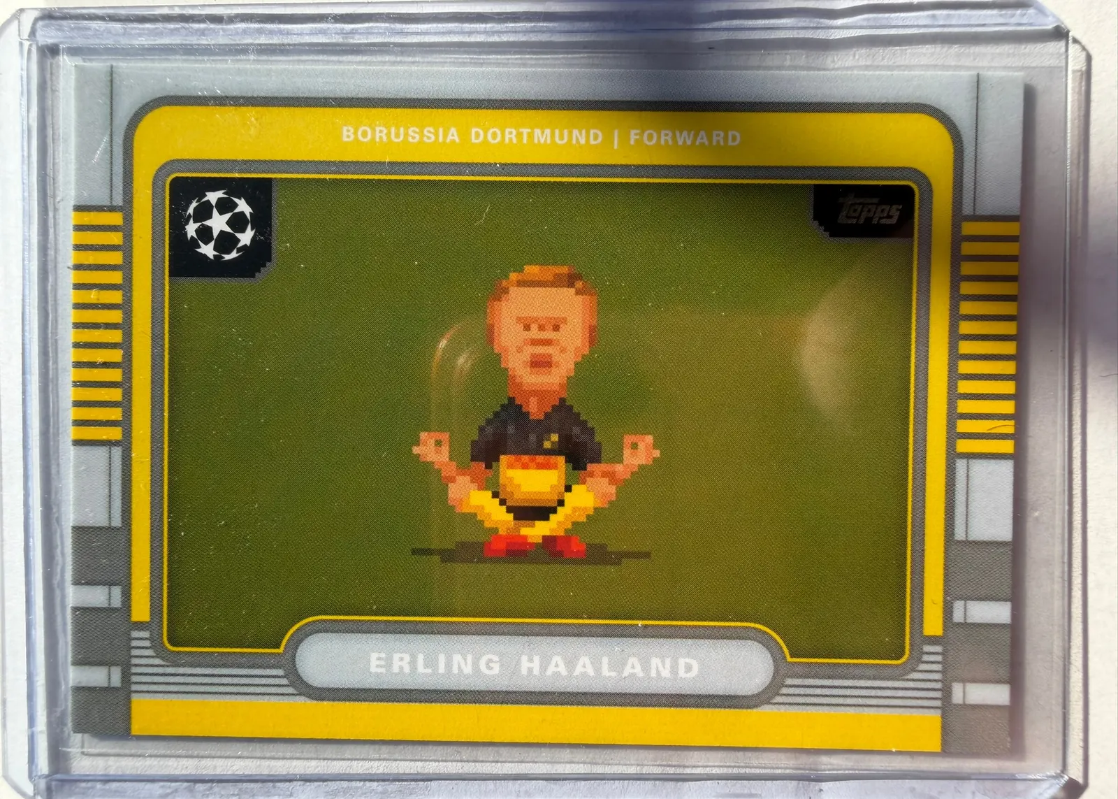 Erling Haaland, Topps UEFA Club Competitions 2025/26 8-Bit Shots, karta 8B-5 — pozioma karta z pikselową grafiką piłkarza w żółto-czarnych barwach Borussii Dortmund