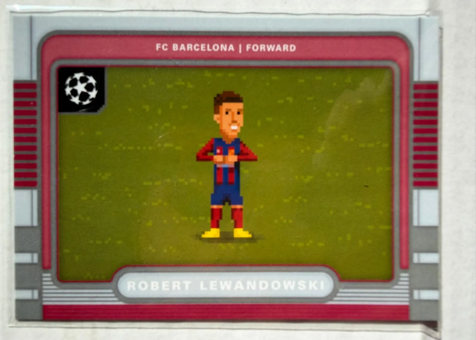 Robert Lewandowski, Topps UEFA Club Competitions 2025/26 8-Bit Shots, karta 8B-13 — pozioma karta z pikselową grafiką piłkarza w bordowo-granatowych barwach FC Barcelony