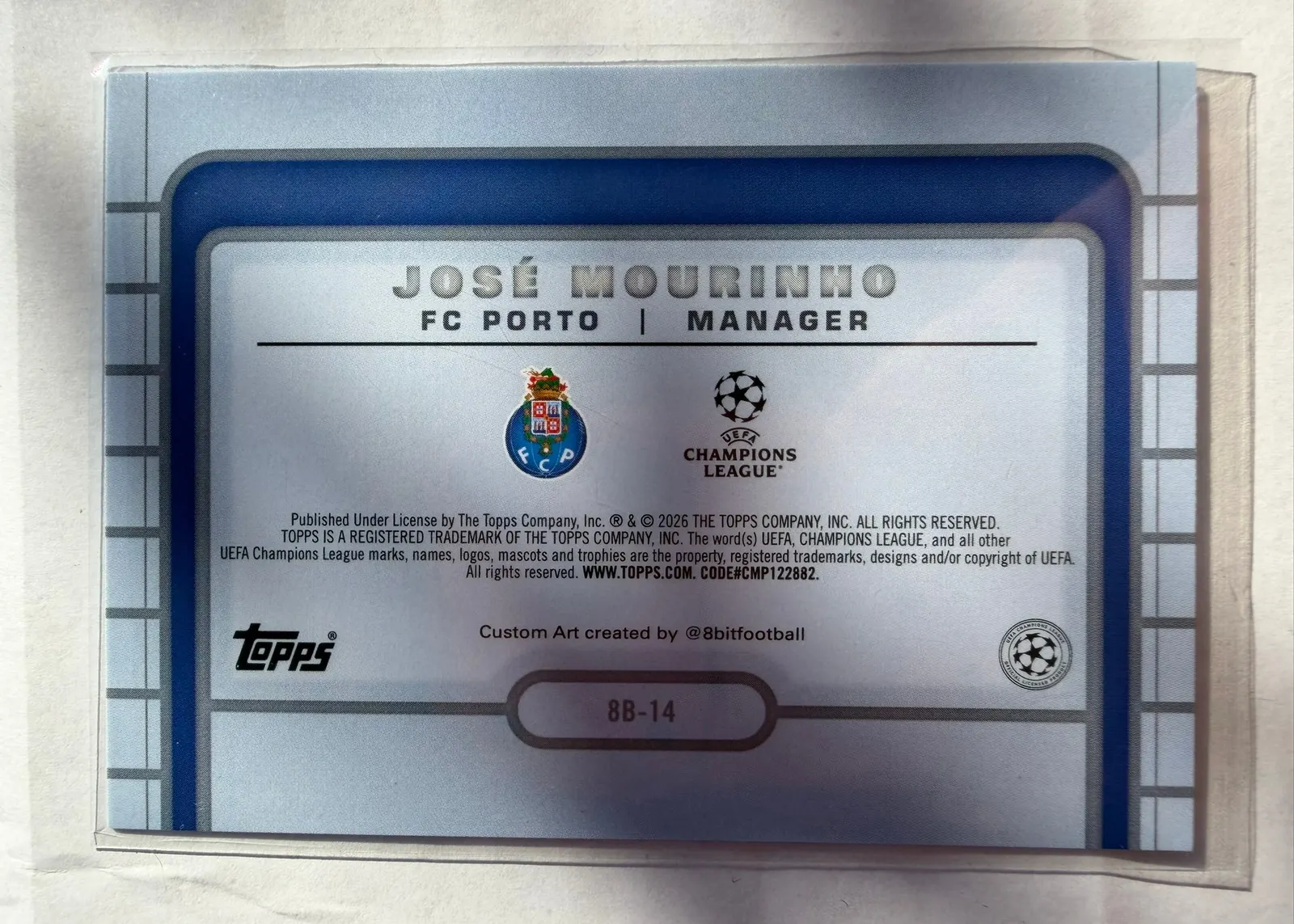 José Mourinho, Topps UEFA Club Competitions 2025/26, karta 8B-14 — rewers z herbem FC Porto, logo Ligi Mistrzów i adnotacją o autorze ilustracji
