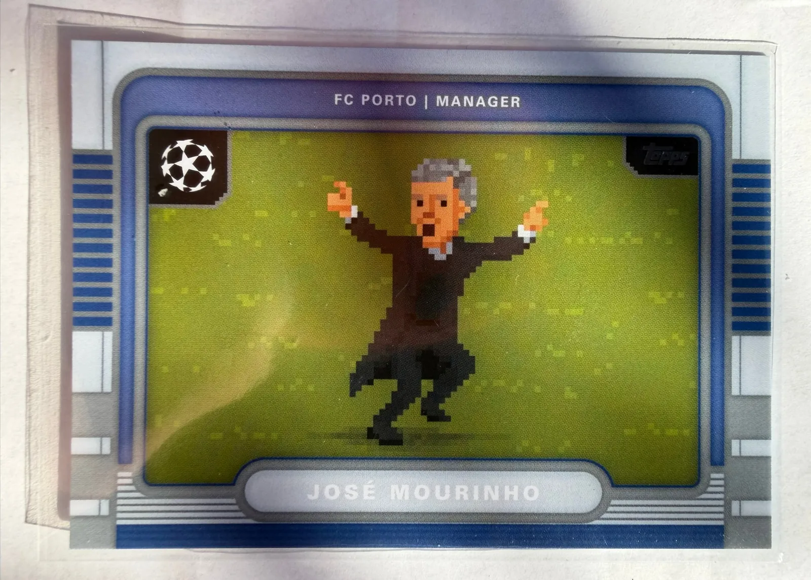 José Mourinho, Topps UEFA Club Competitions 2025/26 8-Bit Shots, karta 8B-14 — awers poziomy z pikselową ilustracją szkoleniowca w płaszczu, z rękami rozłożonymi w geście triumfu