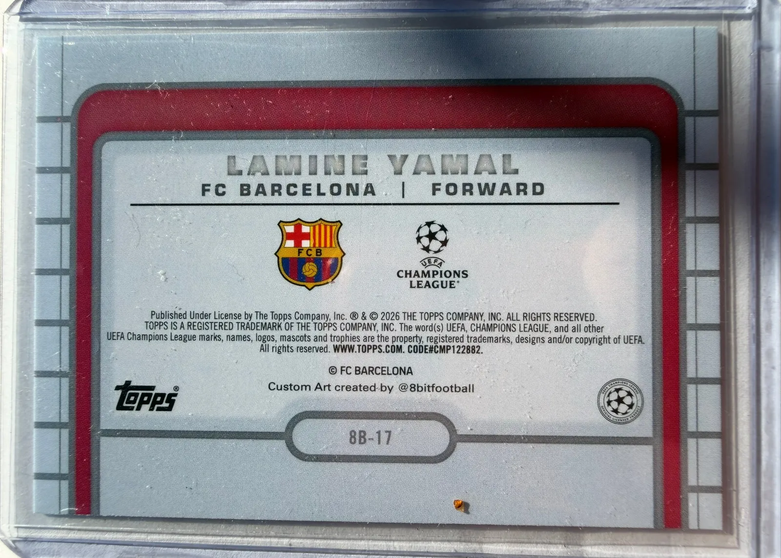 Lamine Yamal, Topps UEFA Club Competitions 2025/26 8-Bit Shots, karta 8B-17 — rewers w stylu retro konsoli z herbem FC Barcelony