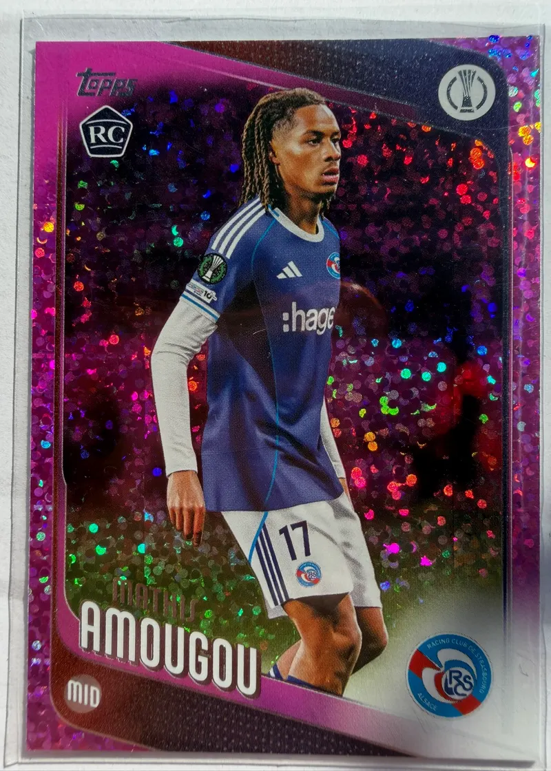 Mathis Amougou, Topps UEFA Club Competitions 2025/26 Pink Holo Foil, karta 177 — awers z oznaczeniem RC, różowym holograficznym tłem i piłkarzem w granatowym stroju RC Strasbourg