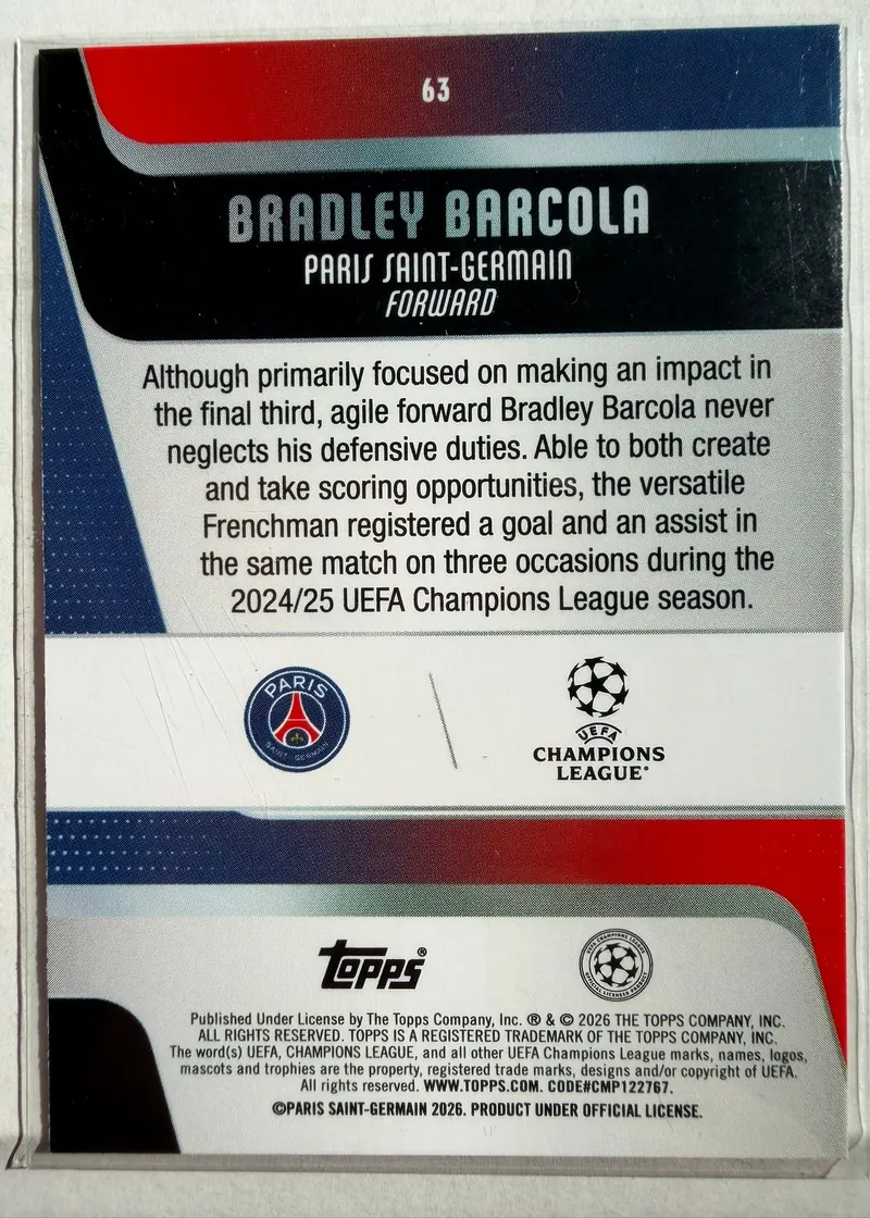 Bradley Barcola, Topps UEFA Club Competitions 2025/26, karta 63 — rewers z herbem Paris Saint-Germain, logo Ligi Mistrzów i opisem zawodnika