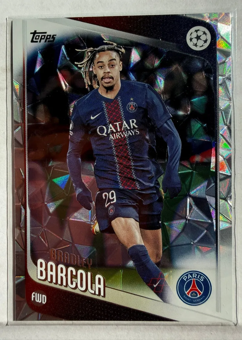 Bradley Barcola, Topps UEFA Club Competitions 2025/26 Diamante, karta 63 — awers z fasetowanym, kryształowym tłem i piłkarzem w granatowym stroju Paris Saint-Germain