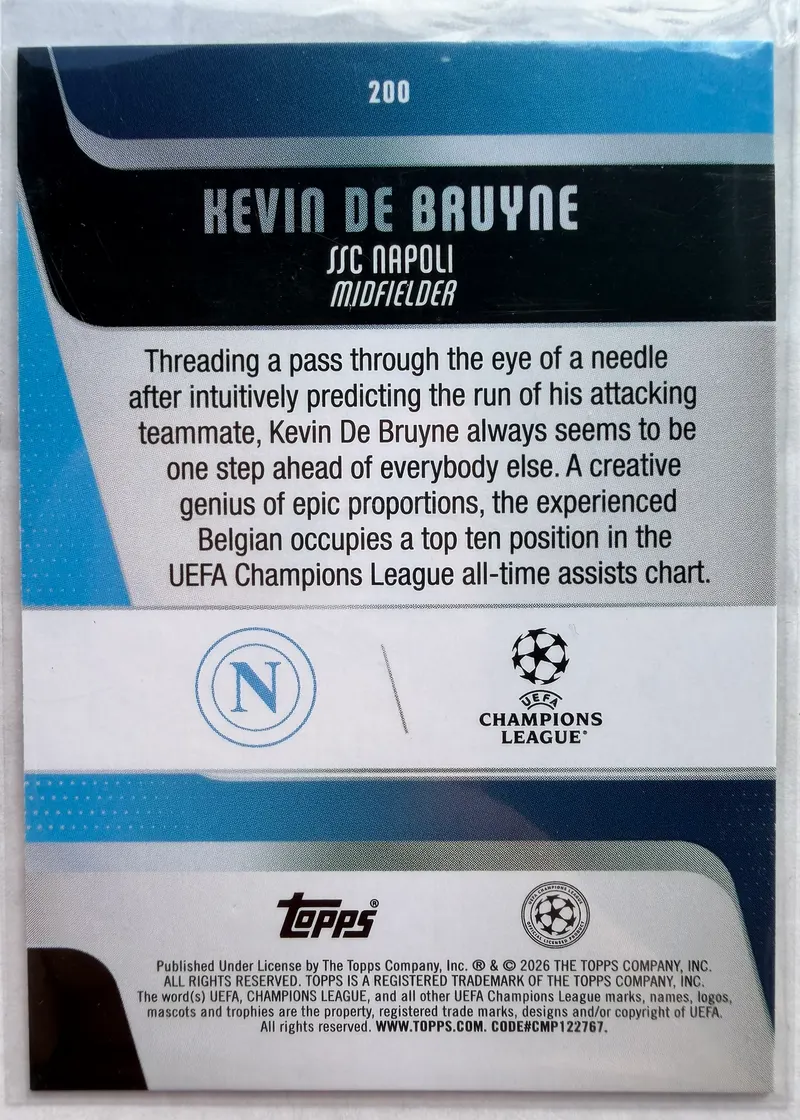 Kevin De Bruyne, Topps UEFA Club Competitions 2025/26, karta 200 — rewers z herbem Napoli, logo Ligi Mistrzów i opisem zawodnika