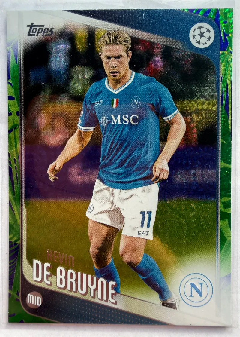 Kevin De Bruyne, Topps UEFA Club Competitions 2025/26 Green Refractor, karta 200 — awers z zieloną refrakcyjną ramką i piłkarzem w błękitnym stroju Napoli