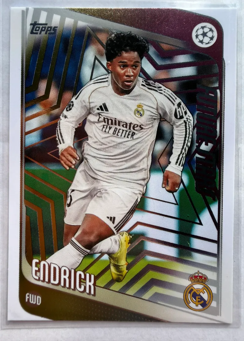 Endrick, Topps UEFA Club Competitions 2025/26 Future Stars, karta 86 — awers ze złoto-bordową geometryczną grafiką i piłkarzem w białym stroju Realu Madryt