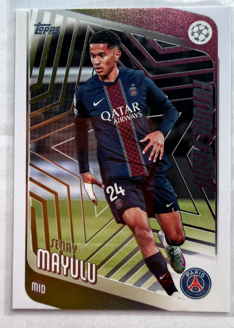 Senny Mayulu, Topps UEFA Club Competitions 2025/26 Future Stars, karta 22 — awers ze złoto-bordową geometryczną grafiką i piłkarzem w stroju Paris Saint-Germain