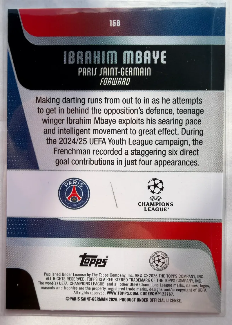 Ibrahim Mbaye, Topps UEFA Club Competitions 2025/26 Future Stars, karta 158 — rewers z herbem Paris Saint-Germain, logo Ligi Mistrzów i opisem zawodnika