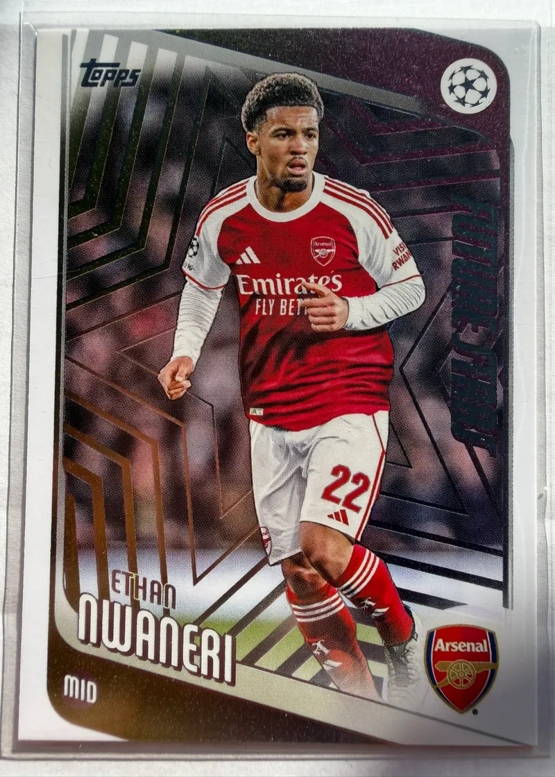 Ethan Nwaneri, Topps UEFA Club Competitions 2025/26 Future Stars, karta 21 — awers ze złoto-bordową geometryczną grafiką i piłkarzem w czerwonym stroju Arsenalu
