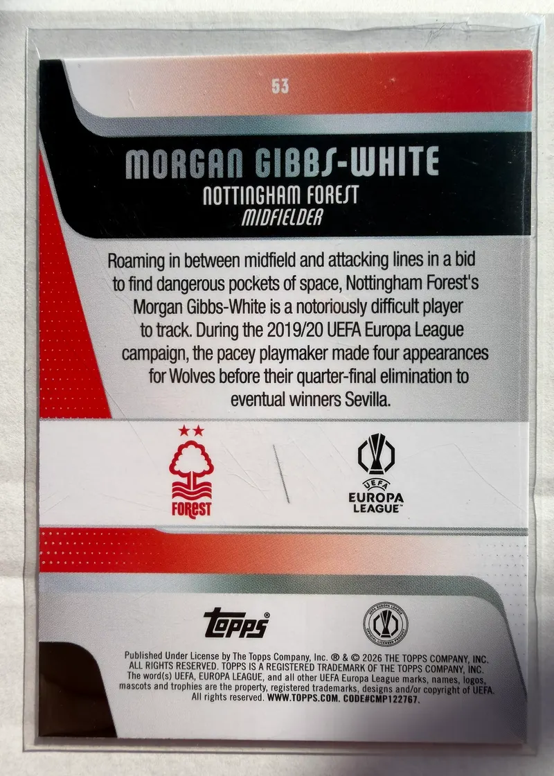 Morgan Gibbs-White, Topps UEFA Club Competitions 2025/26, karta 53 — rewers z herbem Nottingham Forest, logo Ligi Europy i opisem zawodnika
