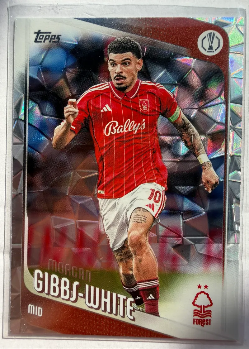 Morgan Gibbs-White, Topps UEFA Club Competitions 2025/26 Diamante, karta 53 — awers z fasetowanym, kryształowym tłem i piłkarzem w czerwonym stroju Nottingham Forest