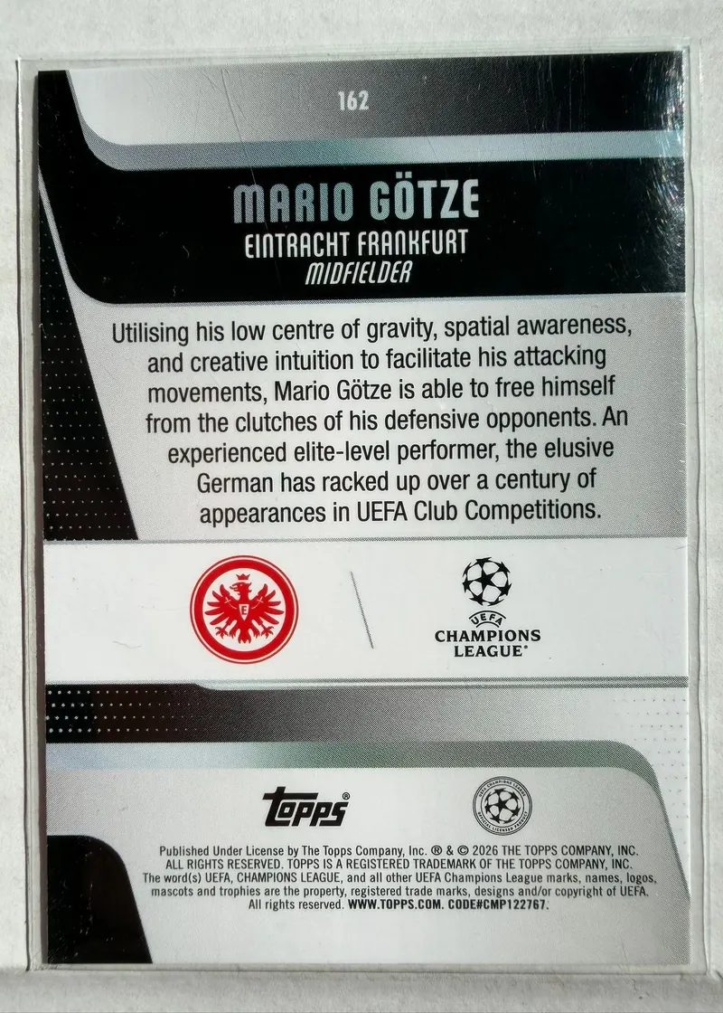 Mario Götze, Topps UEFA Club Competitions 2025/26, karta 162 — rewers z herbem Eintrachtu Frankfurt, logo Ligi Mistrzów i opisem zawodnika