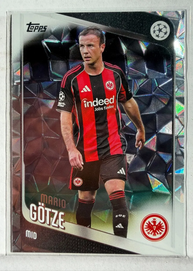 Mario Götze, Topps UEFA Club Competitions 2025/26 Diamante, karta 162 — awers z fasetowanym, kryształowym tłem i piłkarzem w czarno-czerwonym stroju Eintrachtu Frankfurt