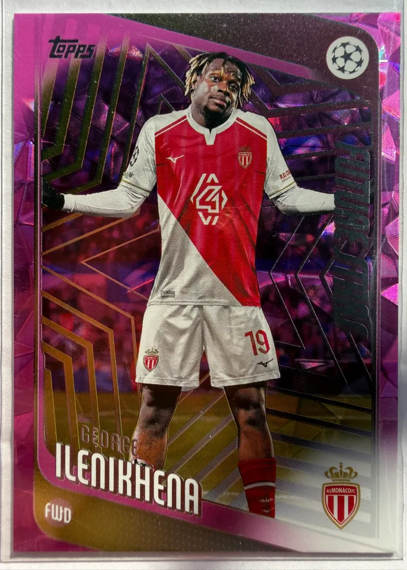 George Ilenikhena, Topps UEFA Club Competitions 2025/26 Pink Holo Foil, karta 129 — awers z różowym holograficznym tłem i piłkarzem w czerwono-białym stroju Monaco