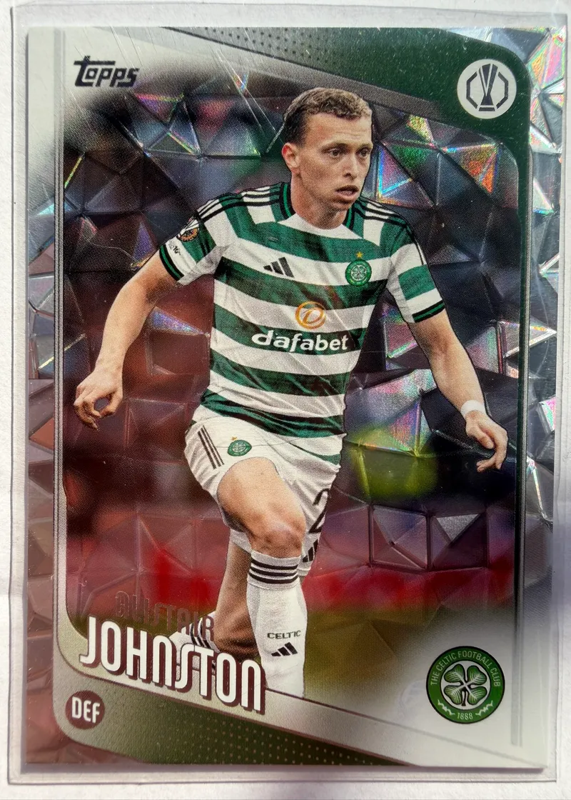 Alistair Johnston, Topps UEFA Club Competitions 2025/26 Diamante, karta 148 — awers z fasetowanym tłem i piłkarzem w biało-zielonym pasiastym stroju Celtiku