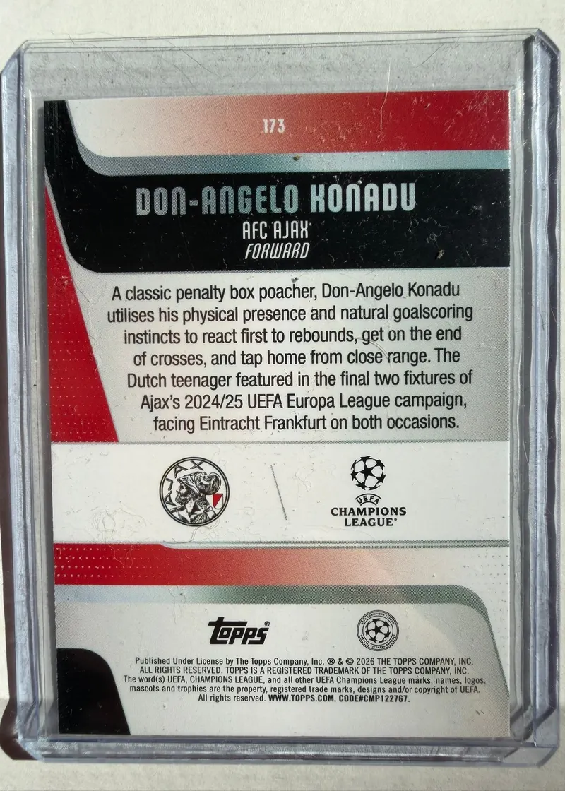 Don-Angelo Konadu, Topps UEFA Club Competitions 2025/26, karta 173 — rewers z herbem Ajaksu, logo Ligi Mistrzów i opisem zawodnika