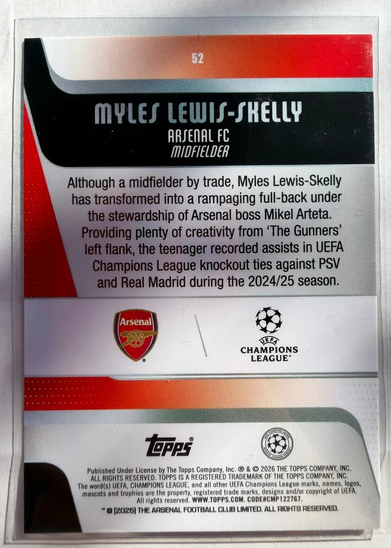 Myles Lewis-Skelly, Topps UEFA Club Competitions 2025/26, karta 52 — rewers z herbem Arsenalu, logo Ligi Mistrzów i opisem zawodnika