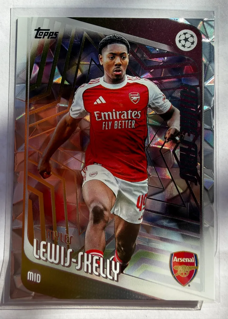 Myles Lewis-Skelly, Topps UEFA Club Competitions 2025/26 Diamante, karta 52 — awers z fasetowanym, kryształowym tłem i zawodnikiem w czerwonym stroju Arsenalu