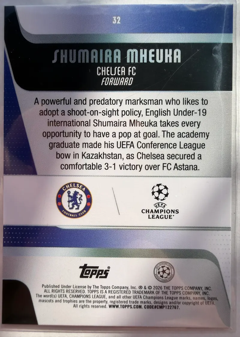 Shumaira Mheuka, Topps UEFA Club Competitions 2025/26, karta 32 — rewers z herbem Chelsea, logo Ligi Mistrzów i opisem zawodnika