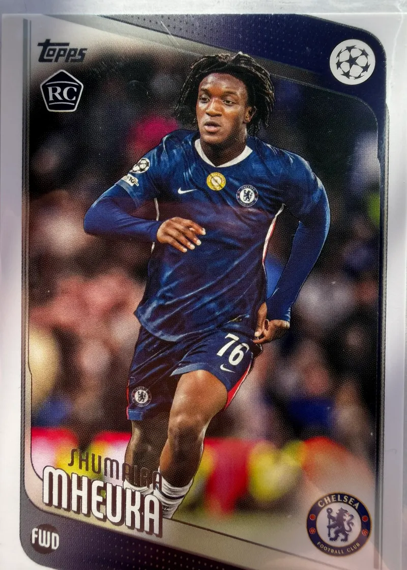 Shumaira Mheuka, Topps UEFA Club Competitions 2025/26, karta 32 — awers z oznaczeniem RC i piłkarzem w granatowym stroju Chelsea