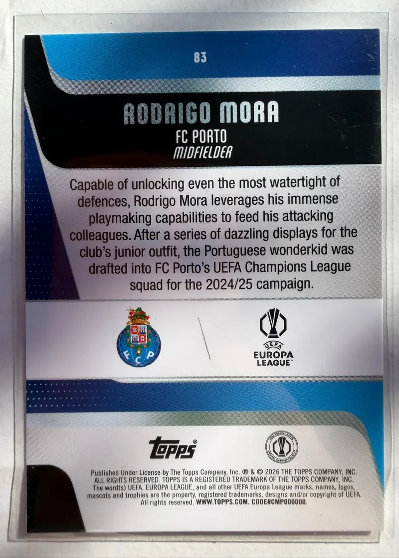Rodrigo Mora, Topps UEFA Club Competitions 2025/26, karta 83 — rewers z herbem FC Porto, logo Ligi Europy i opisem zawodnika