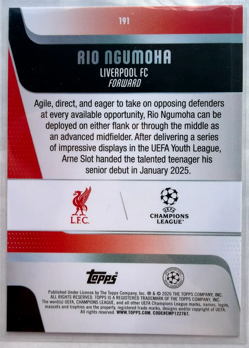 Rio Ngumoha, Topps UEFA Club Competitions 2025/26, karta 191 — rewers z herbem Liverpoolu, logo Ligi Mistrzów i opisem zawodnika