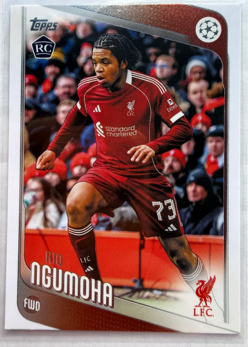 Rio Ngumoha, Topps UEFA Club Competitions 2025/26, karta 191 — awers z oznaczeniem RC i piłkarzem w czerwonym stroju Liverpoolu