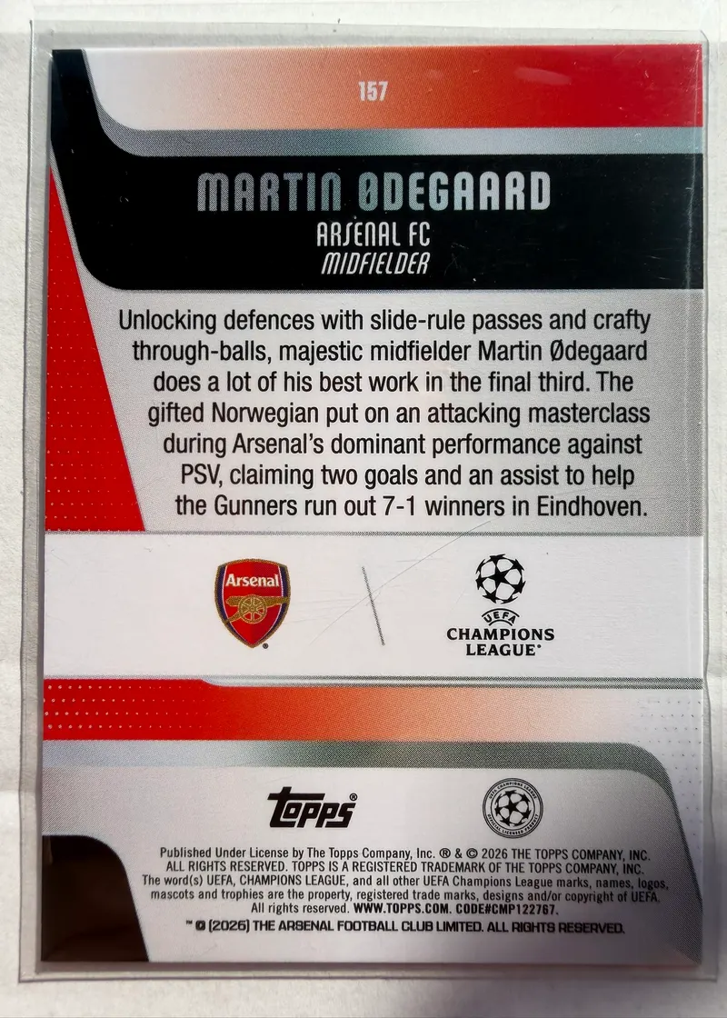 Martin Ødegaard, Topps UEFA Club Competitions 2025/26, karta 157 — rewers z herbem Arsenalu, logo Ligi Mistrzów i opisem zawodnika