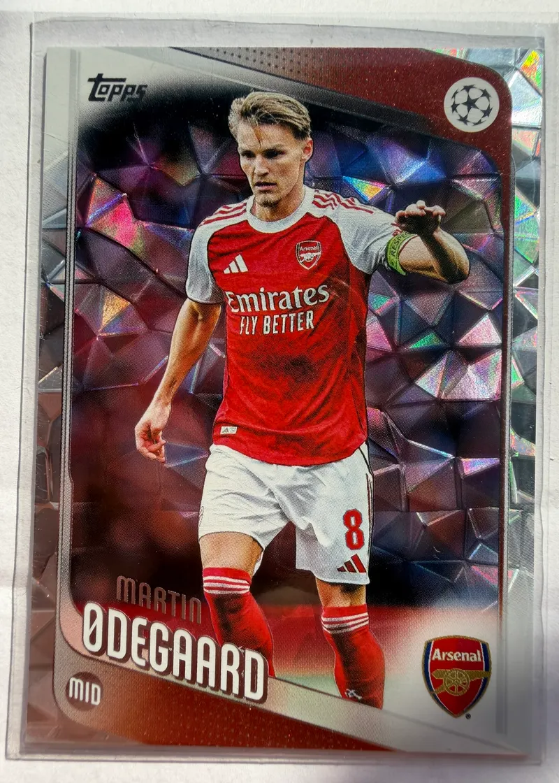 Martin Ødegaard, Topps UEFA Club Competitions 2025/26 Diamante, karta 157 — awers z fasetowanym, kryształowym tłem i piłkarzem w czerwonym stroju Arsenalu