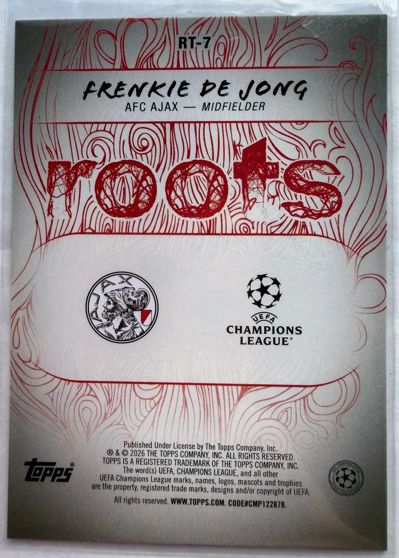 Frenkie de Jong, Topps UEFA Club Competitions 2025/26 Roots, karta RT-7 — rewers z herbem Ajaksu, logo Ligi Mistrzów i czerwonym nadrukiem Roots