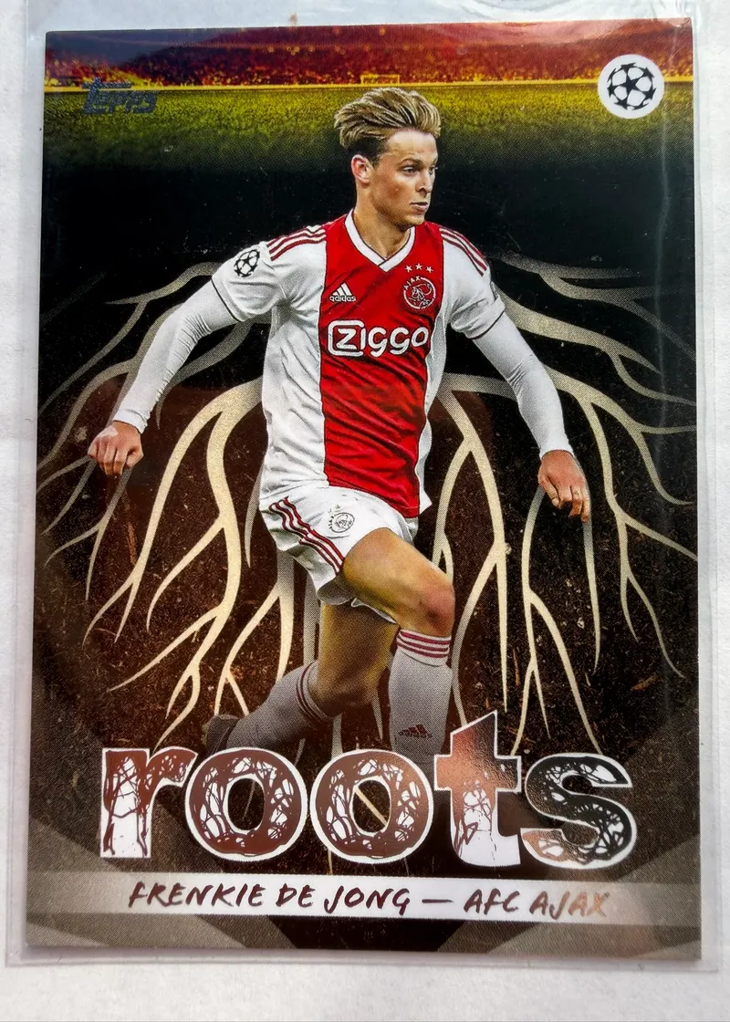 Frenkie de Jong, Topps UEFA Club Competitions 2025/26 Roots, karta RT-7 — awers z motywem korzeni i piłkarzem w biało-czerwonym stroju Ajaksu