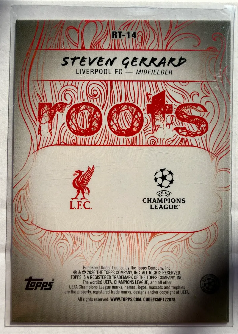 Steven Gerrard, Topps UEFA Club Competitions 2025/26 Roots, karta RT-14 — rewers z herbem Liverpoolu, logo Ligi Mistrzów i czerwonym nadrukiem Roots