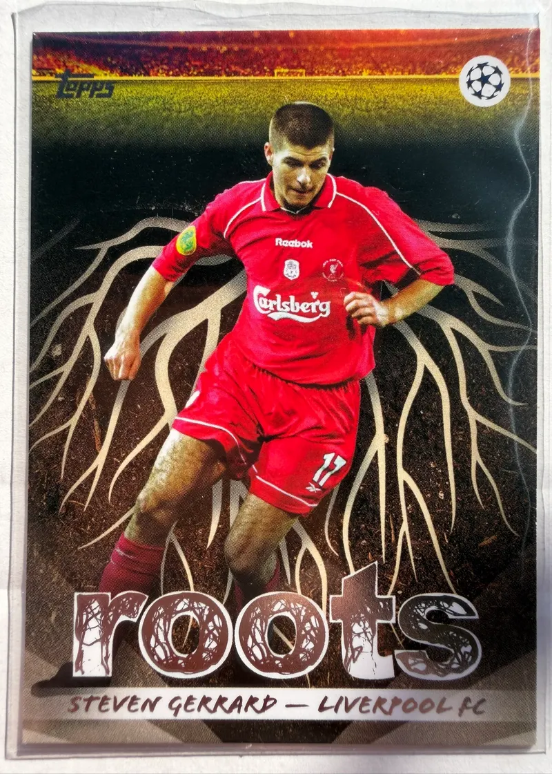Steven Gerrard, Topps UEFA Club Competitions 2025/26 Roots, karta RT-14 — awers z motywem korzeni i piłkarzem w archiwalnym czerwonym stroju Liverpoolu
