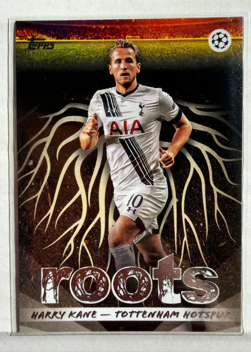 Harry Kane, Topps UEFA Club Competitions 2025/26 Roots, karta RT-13 — awers z motywem korzeni i piłkarzem w białym stroju Tottenhamu z numerem 10