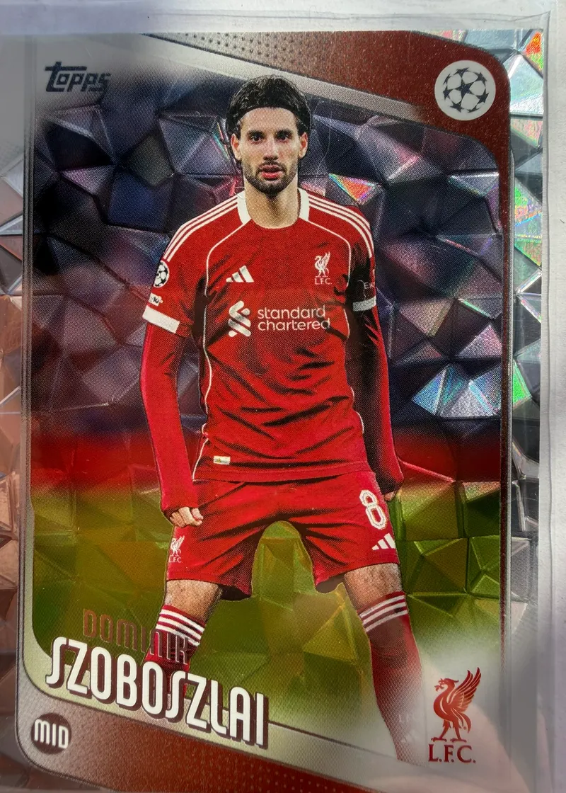 Dominik Szoboszlai, Topps UEFA Club Competitions 2025/26 Diamante, karta 78 — awers z fasetowanym, kryształowym tłem i piłkarzem w czerwonym stroju Liverpoolu