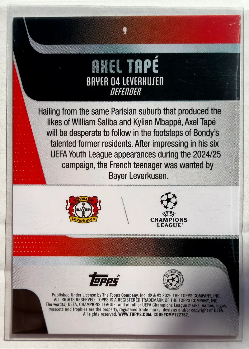 Axel Tapé, Topps UEFA Club Competitions 2025/26, karta 9 — rewers z herbem Bayeru Leverkusen, logo Ligi Mistrzów i opisem zawodnika
