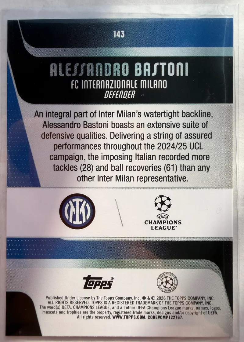Alessandro Bastoni, Topps UEFA Club Competitions 2025/26, karta 143 — rewers z herbem Interu, logo Ligi Mistrzów i opisem zawodnika