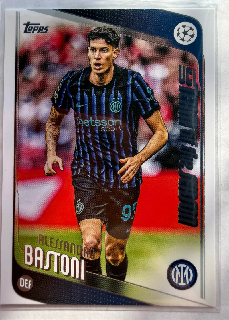 Alessandro Bastoni, Topps UEFA Club Competitions 2025/26 UCL Team of the Season, karta 143 — awers z granatowym tłem i piłkarzem w czarno-niebieskim stroju Interu