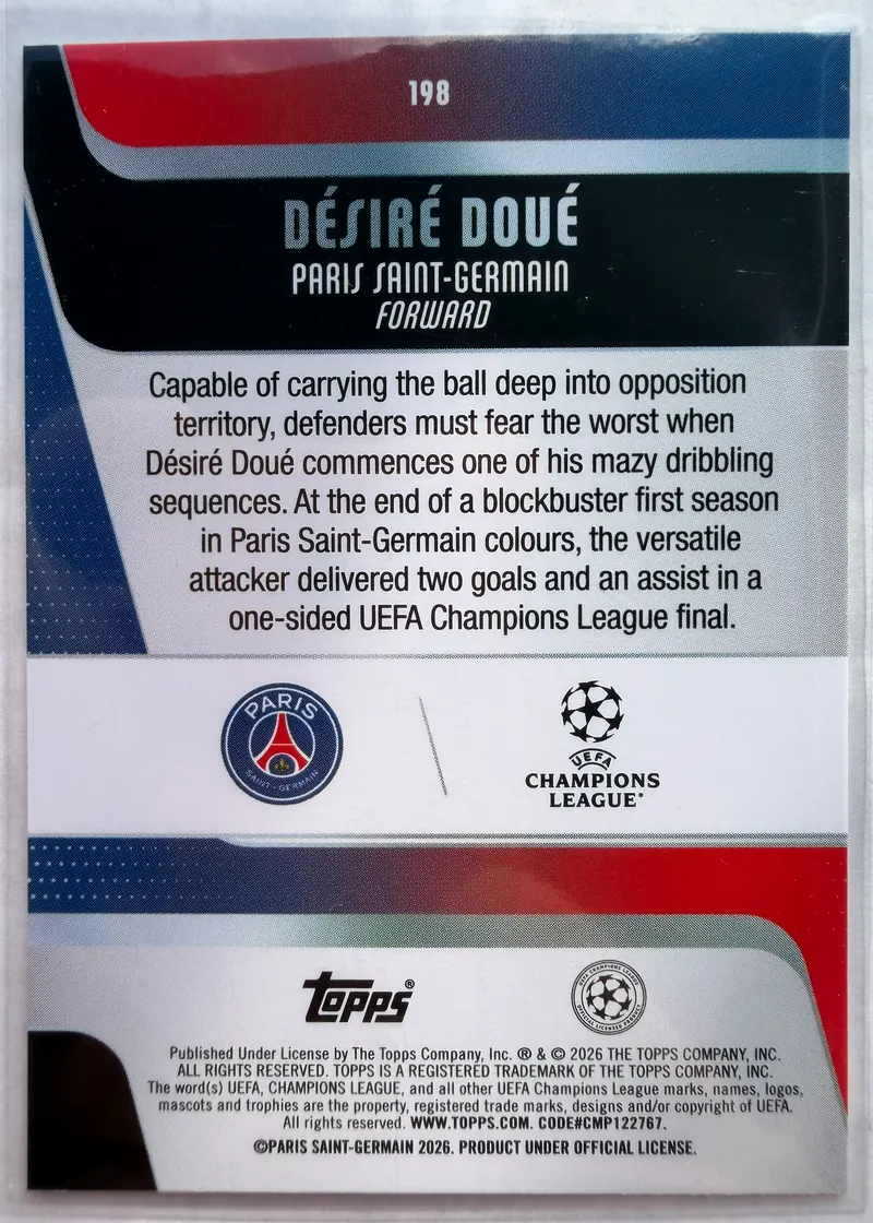 Désiré Doué, Topps UEFA Club Competitions 2025/26, karta 198 — rewers z herbem Paris Saint-Germain, logo Ligi Mistrzów i opisem zawodnika