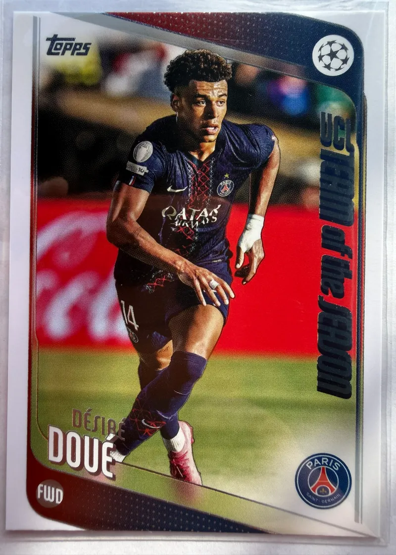 Désiré Doué, Topps UEFA Club Competitions 2025/26 UCL Team of the Season, karta 198 — awers z czerwono-granatowym tłem i piłkarzem w stroju Paris Saint-Germain