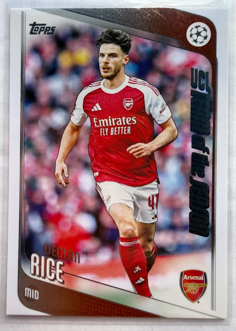 Declan Rice, Topps UEFA Club Competitions 2025/26 UCL Team of the Season, karta 164 — awers z bordowo-złotym tłem i piłkarzem w czerwonym stroju Arsenalu