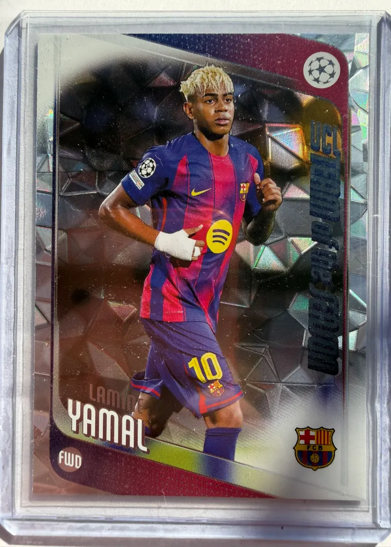 Lamine Yamal, Topps UEFA Club Competitions 2025/26 UCL Team of the Season Diamante, karta 10 — awers z fasetowanym, kryształowym tłem i piłkarzem w pasiastym stroju FC Barcelony