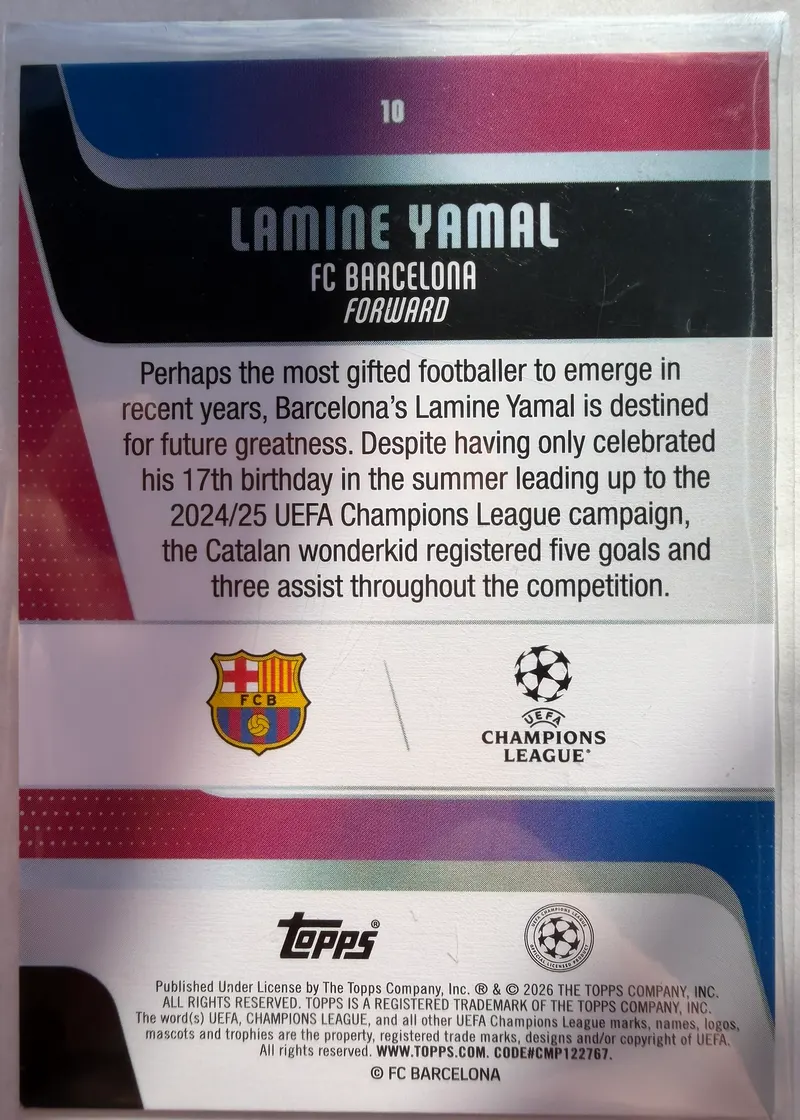 Lamine Yamal, Topps UEFA Club Competitions 2025/26, karta 10 — rewers z herbem FC Barcelony, logo Ligi Mistrzów i opisem zawodnika